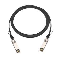 Schwarzes Twinax-Kabel mit Metallverbindern an beiden Enden, aufgerollt vor weißem Hintergrund.