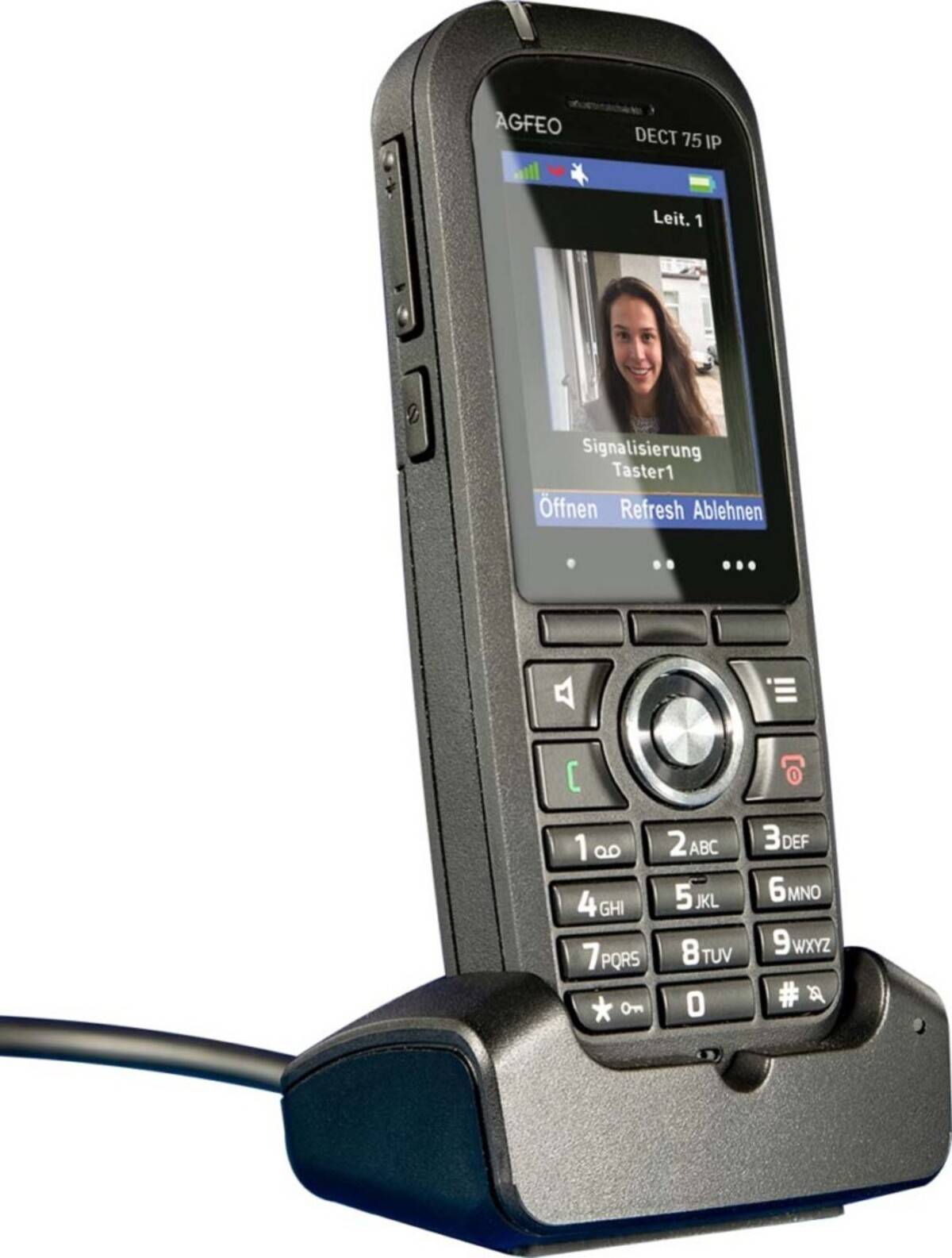 Ein schnurloses Schreibtischtelefon in einer Ladestation zeigt einen eingehenden Videoanruf mit den Optionen „Öffnen