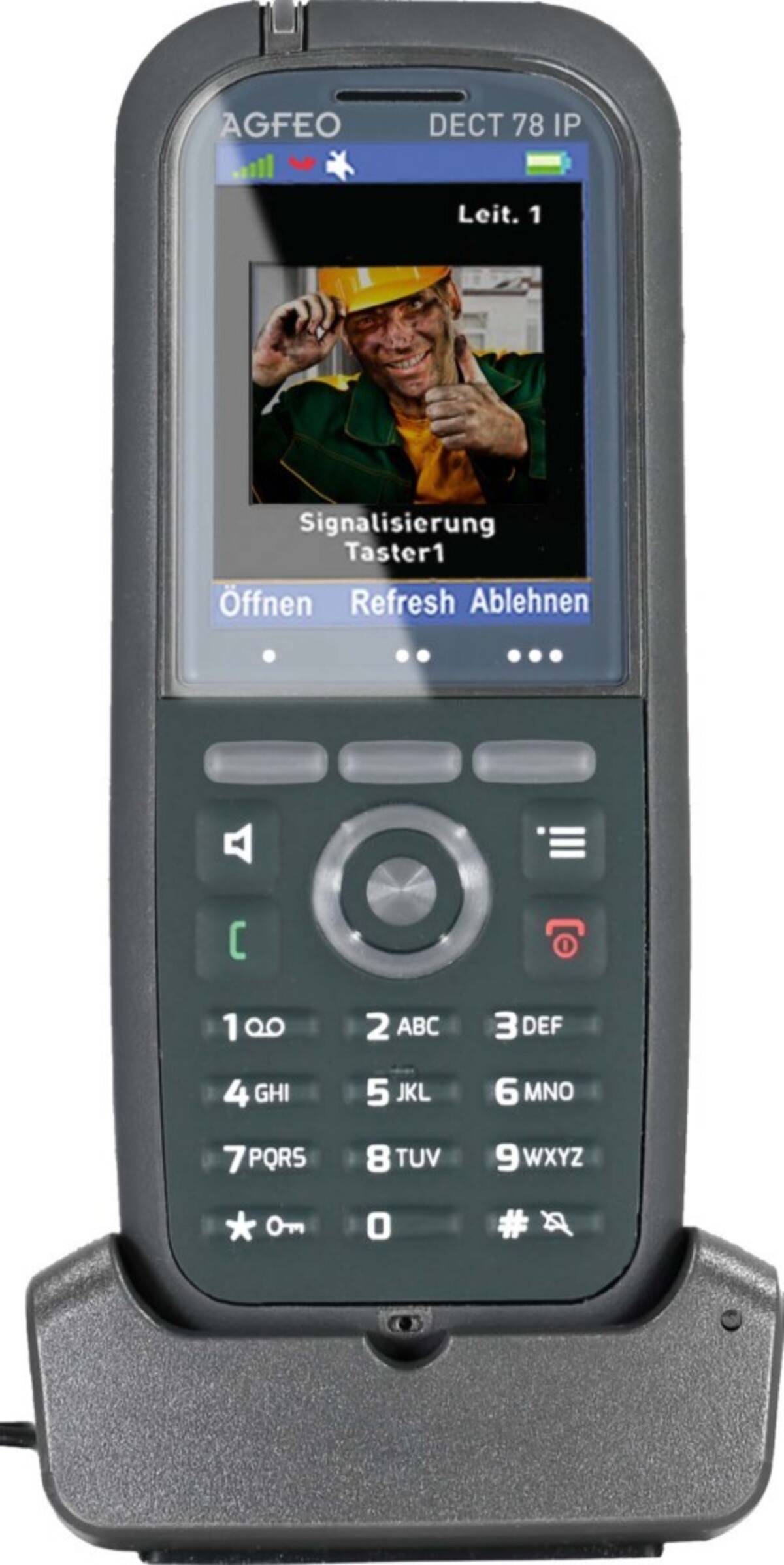 AGFEO DECT-Handset auf Ladestation mit Anrufwarnbildschirm, der ein Arbeiterfoto und deutsche Optionen zum Öffnen, Aktualisieren und Ablehnen anzeigt.