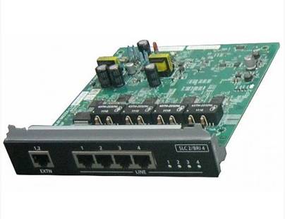 Ein grünes Leiterplattenmodul mit einer Frontplatte, die vier Ethernet-ähnliche Anschlüsse und eine zusätzliche Eingangsbuchse aufweist, vermutlich eine Netzwerk-Hardware-Erweiterungskarte.