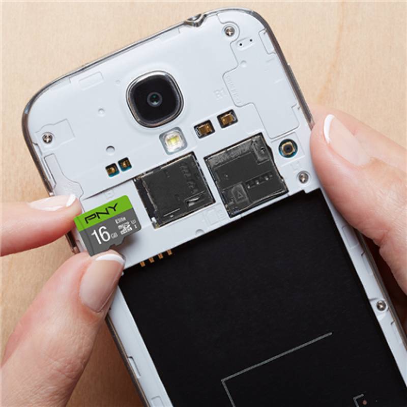 Hände führen eine 16-GB-microSD-Karte in die Rückseite eines Smartphones mit entferntem Rückdeckel ein und zeigen dabei interne Komponenten.