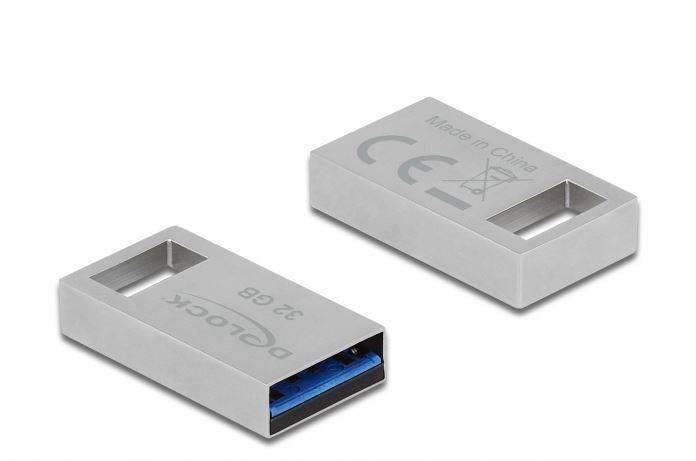 Zwei silberne USB-Sticks aus verschiedenen Blickwinkeln gezeigt, einer mit freiliegendem blauem USB-Anschluss und der andere zeigt das obere Etikett.