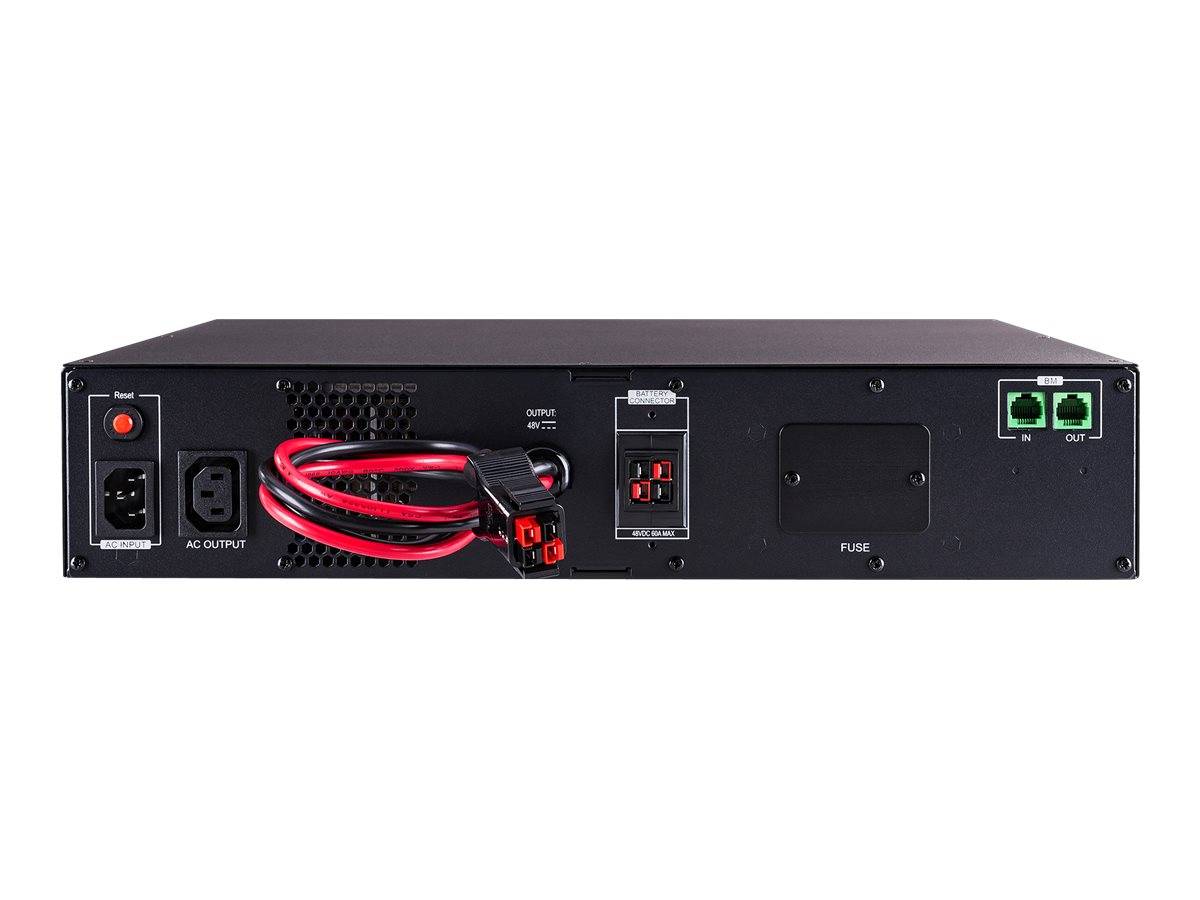 Rückansicht einer schwarzen Stromversorgungsanlage oder USV-Einheit mit AC-Ausgang, Kühlüftung, Sicherung, DC-Steckverbindern und Ethernet-Ein-/Ausgangsanschlüssen.