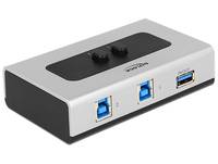 Ein kompakter 3-Port-USB-Umschalter mit zwei oberen Tasten und drei vorderen USB-Anschlüssen, dargestellt auf weißem Hintergrund.