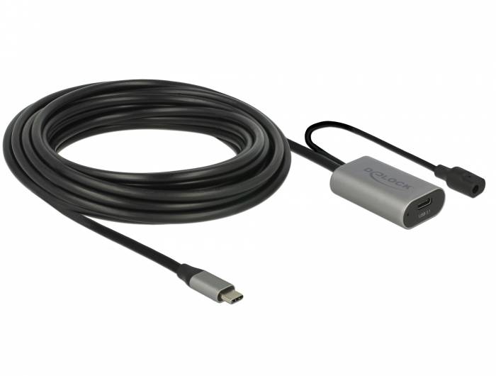 USB-C-Kabel mit einem integrierten Adapter und zwei Anschlüssen, aufgewickelt auf weißem Hintergrund dargestellt.
