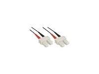 Zwei weiße zweipolige elektrische Stecker mit roten und schwarzen Drähten, die an einem neutralen Hintergrund gezeigt werden.