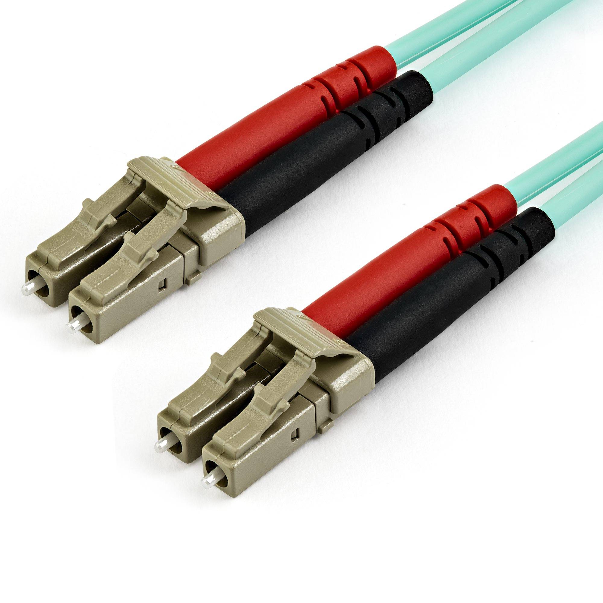 Zwei Duplex-Faseroptik-Stecker mit beigen Steckern und roten, schwarzen und aquafarbenen Kabeln auf weißem Hintergrund.