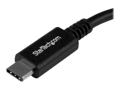 Nahaufnahme eines StarTech.com USB-C-Kabelsteckers auf einem schwarzen Kabel, vor einem einfachen weißen Hintergrund dargestellt.