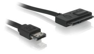 Nahaufnahme eines SATA-Stromkabels mit zwei schwarzen Steckern, das einen größeren Festplattenstromstecker und einen kleineren Gerätestecker zeigt.