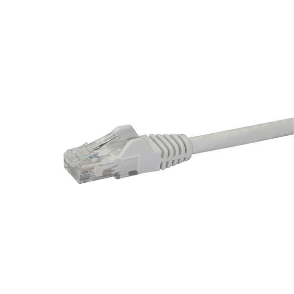 Nahaufnahme eines Ethernet-Netzwerkkabels mit einem RJ45-Stecker auf einfachem weißem Hintergrund.