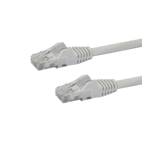 Zwei weiße Ethernet-Kabelstecker mit transparenten RJ45-Steckern auf einfachem Hintergrund.
