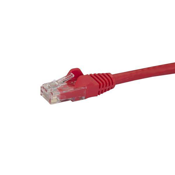Rotes Ethernet-Netzwerkkabel mit RJ45-Stecker auf weißem Hintergrund.