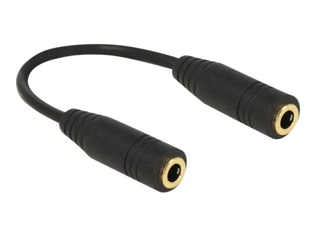 Schwarzes Audioadapterkabel mit zwei weiblichen 3,5-mm-Klinkensteckern auf weißem Hintergrund
