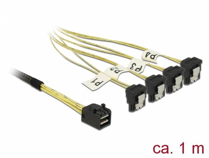 Vier beschriftete Netzwerkkabelstecker, die von einem einzelnen schwarzen Stecker abzweigen, mit „ca. 1 m