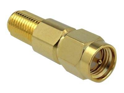 Messingkoaxialadapter mit Gewinde-Steckerstecker und Buchsenverbinderstecker auf weißem Hintergrund.