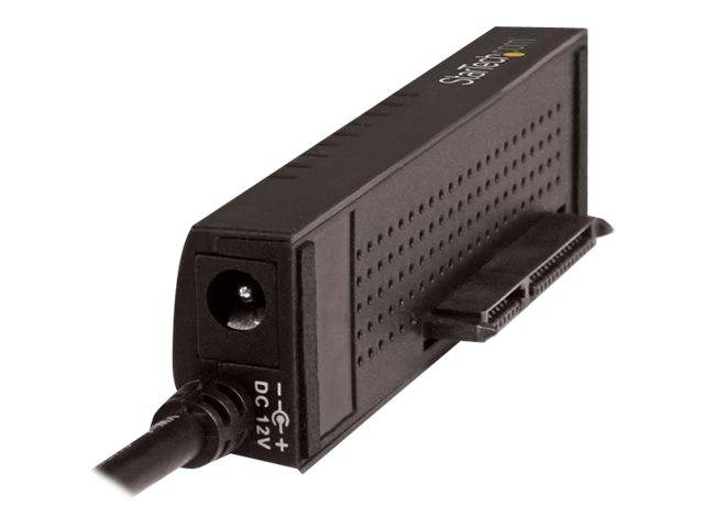 Schwarzes externes Festplattengehäuse oder Adapter mit angeschlossenem Stromkabel und seitlichem Datenstecker, dargestellt auf weißem Hintergrund.