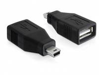 Zwei schwarze USB-Adapter auf weißem Hintergrund, einer Mini-USB-Stecker auf USB-A-Buchse und einer USB-A-Stecker auf USB-A-Buchse.
