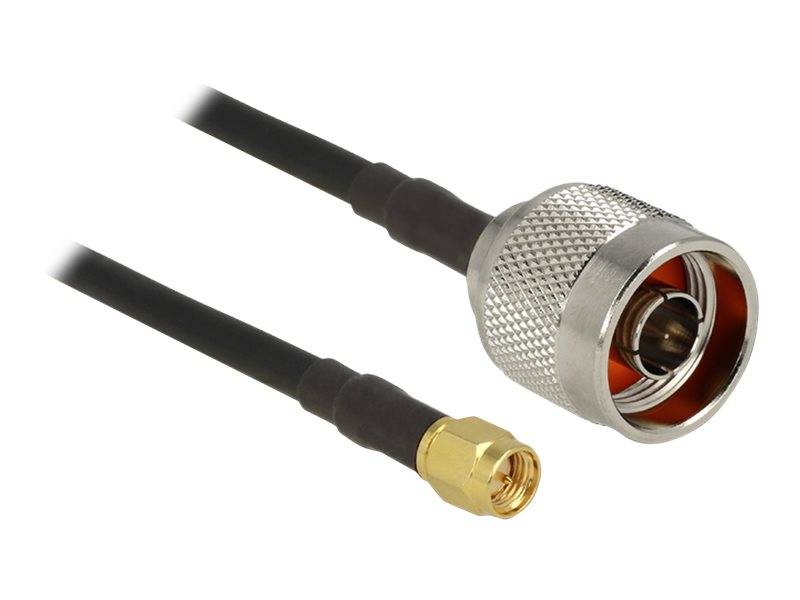 Zwei koaxiale Steckverbinder mit angeschlossenen schwarzen Kabeln: ein größerer silberner Stecker und ein kleinerer goldener Stecker auf weißem Hintergrund.