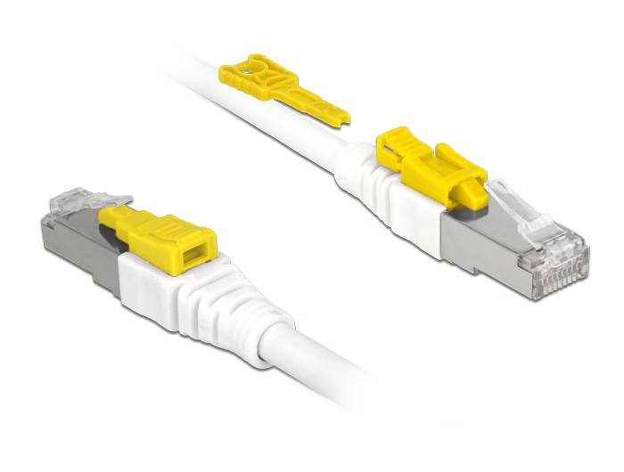 Nahaufnahme von zwei weißen Ethernet-Kabeln mit gelben Verriegelungsclips auf RJ45-Steckern, gezeigt vor einem einfachen Hintergrund.