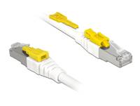 Nahaufnahme von zwei weißen Ethernet-Steckverbindern mit gelben Verriegelungsclips, dargestellt auf einem einfachen weißen Hintergrund.