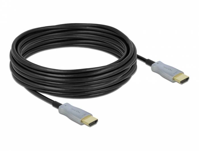Aufgerolltes HDMI-Kabel mit Steckverbindern an beiden Enden, abgebildet auf weißem Hintergrund.