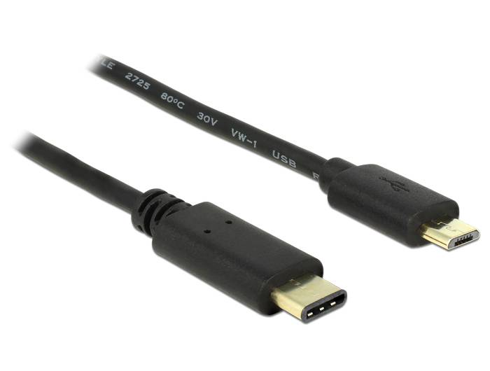 Nahaufnahme eines USB-C-Kabels mit einem USB-C-Stecker und einem Micro-USB-Stecker auf weißem Hintergrund.