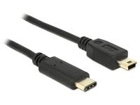 Schwarzes USB-Kabel mit einem Standard-USB-A-Stecker auf einer Seite und einem USB-C-Stecker auf der anderen Seite.