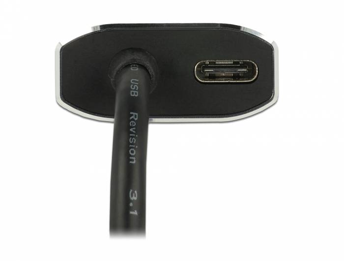 Nahaufnahme eines USB-Kabels, das in ein schwarzes Gerät oder einen schwarzen Adapter eingesteckt ist, mit einem weiteren sichtbaren USB-Anschluss daneben.