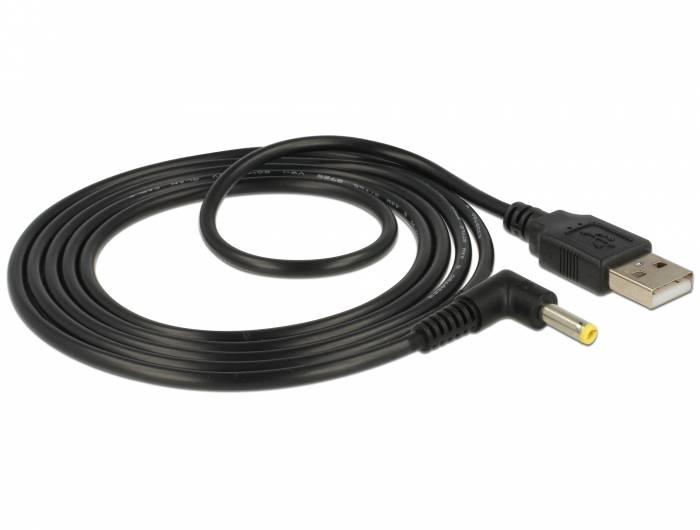 Schwarzes USB-Kabel mit USB-A-Stecker und rechtwinkliger DC-Barrel-Stromverbinder auf weißem Hintergrund