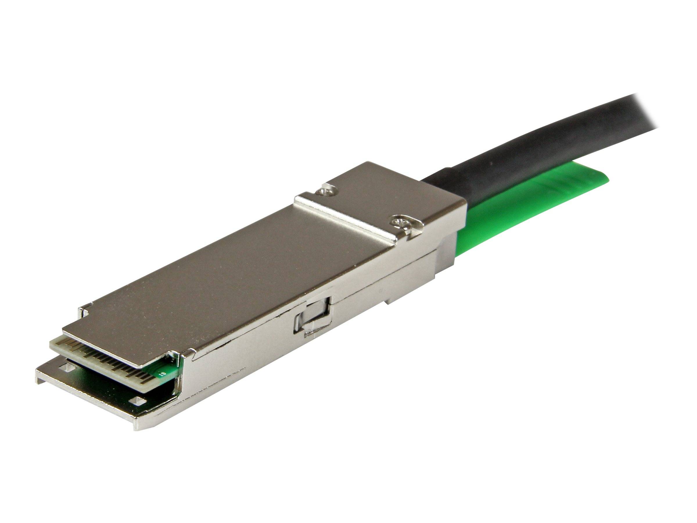 Nahaufnahme eines Metallfaseroptik-Transceiver-Moduls mit angeschlossenen schwarzen und grünen Kabeln.