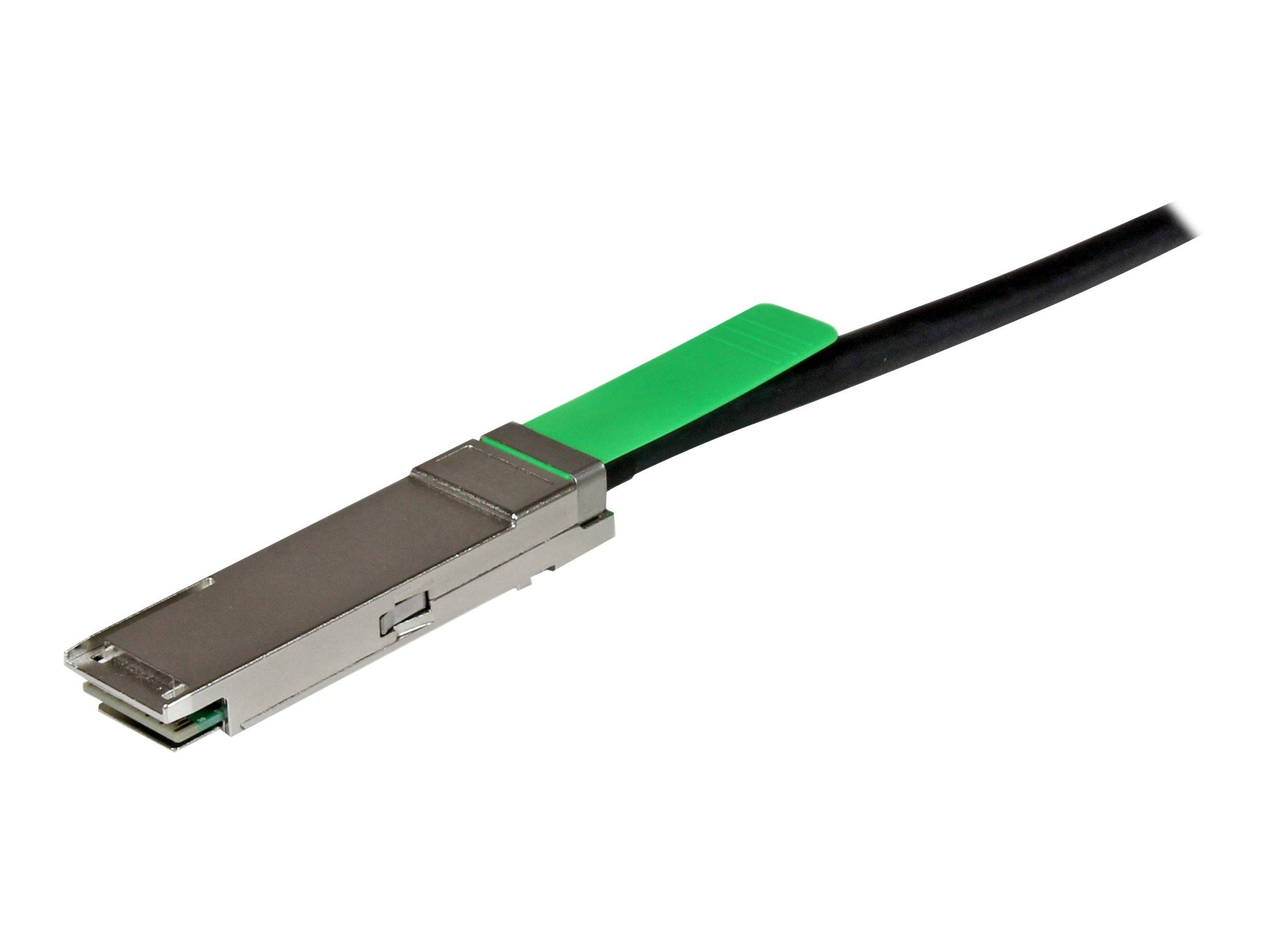 Nahaufnahme eines Lichtwellenleiterkabelsteckers mit metallischem Gehäuse und grüner Verriegelung auf weißem Hintergrund.