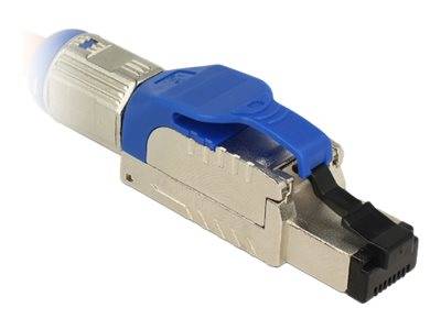 Nahaufnahme eines Ethernet-Steckers mit blauem Verriegelungsclip und schwarzem Steckerende auf weißem Hintergrund.