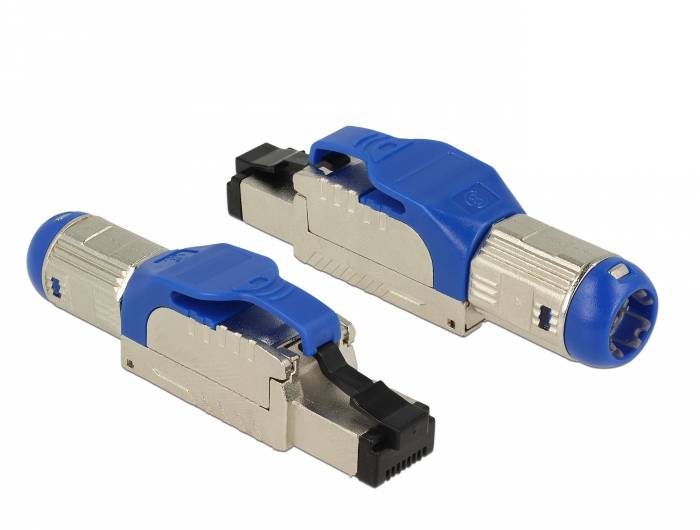 Zwei blau-silberne RJ45-Ethernet-Kabelstecker auf weißem Hintergrund, ein Stecker und ein Buchse-Adapter.