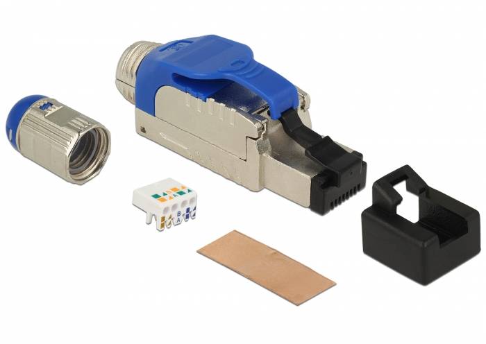 Ethernet-Kabelsteckerteile auf weißem Hintergrund angeordnet: Metallgehäuse des RJ45-Steckers, blaue Zugentlastung, schwarze Schutzhülle, Kupferschirm und Steckeinsatz.