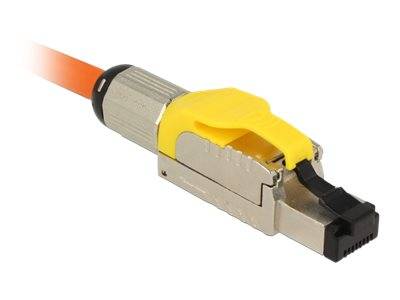 Nahaufnahme eines orangefarbenen Ethernet-Kabels mit robustem Metallstecker und gelbem Verriegelungshebel, dargestellt auf weißem Hintergrund.