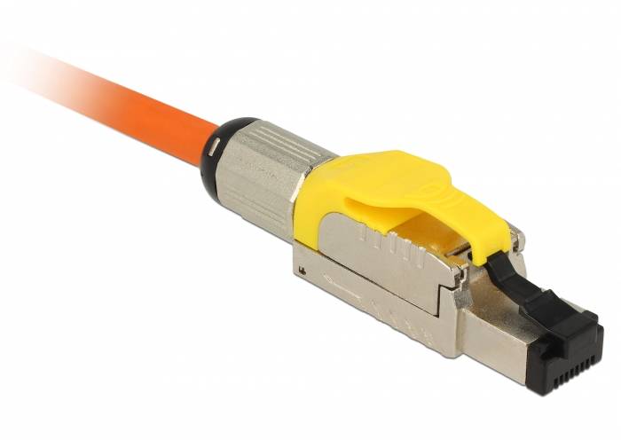 Oranges Ethernet-Kabel, das in einen gelben und metallenen RJ45-Netzwerkstecker auf weißem Hintergrund eingesteckt ist