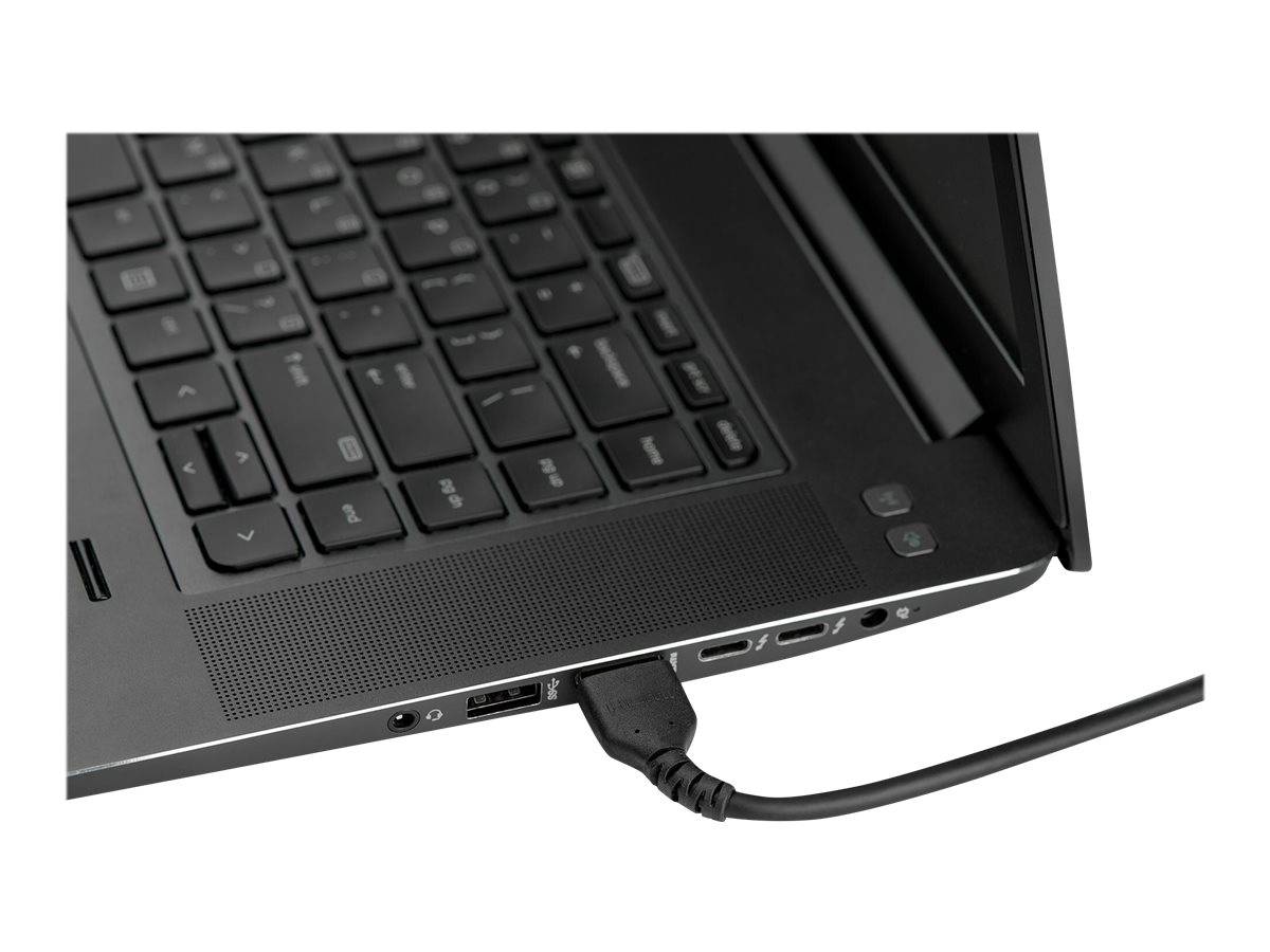 Nahaufnahme der Seite eines Laptops mit einem Kabel, das in einen Anschluss eingesteckt ist, wobei das Gerät verbunden oder geladen wird.