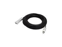 Aufgewickeltes schwarzes USB-Kabel mit Metallsteckern auf weißem Hintergrund.