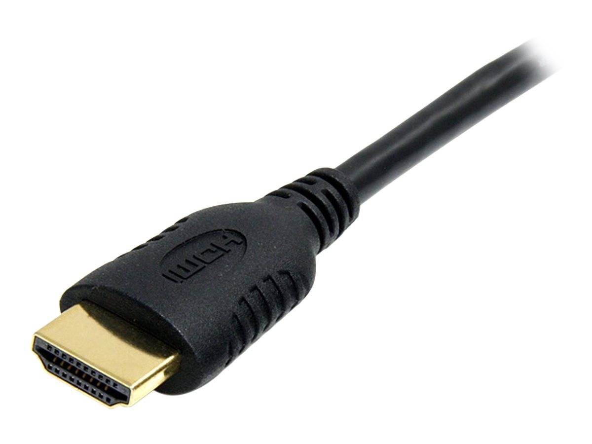 Nahaufnahme eines HDMI-Kabelsteckers mit vergoldetem Stecker und schwarzer isolierter Schnur auf weißem Hintergrund.