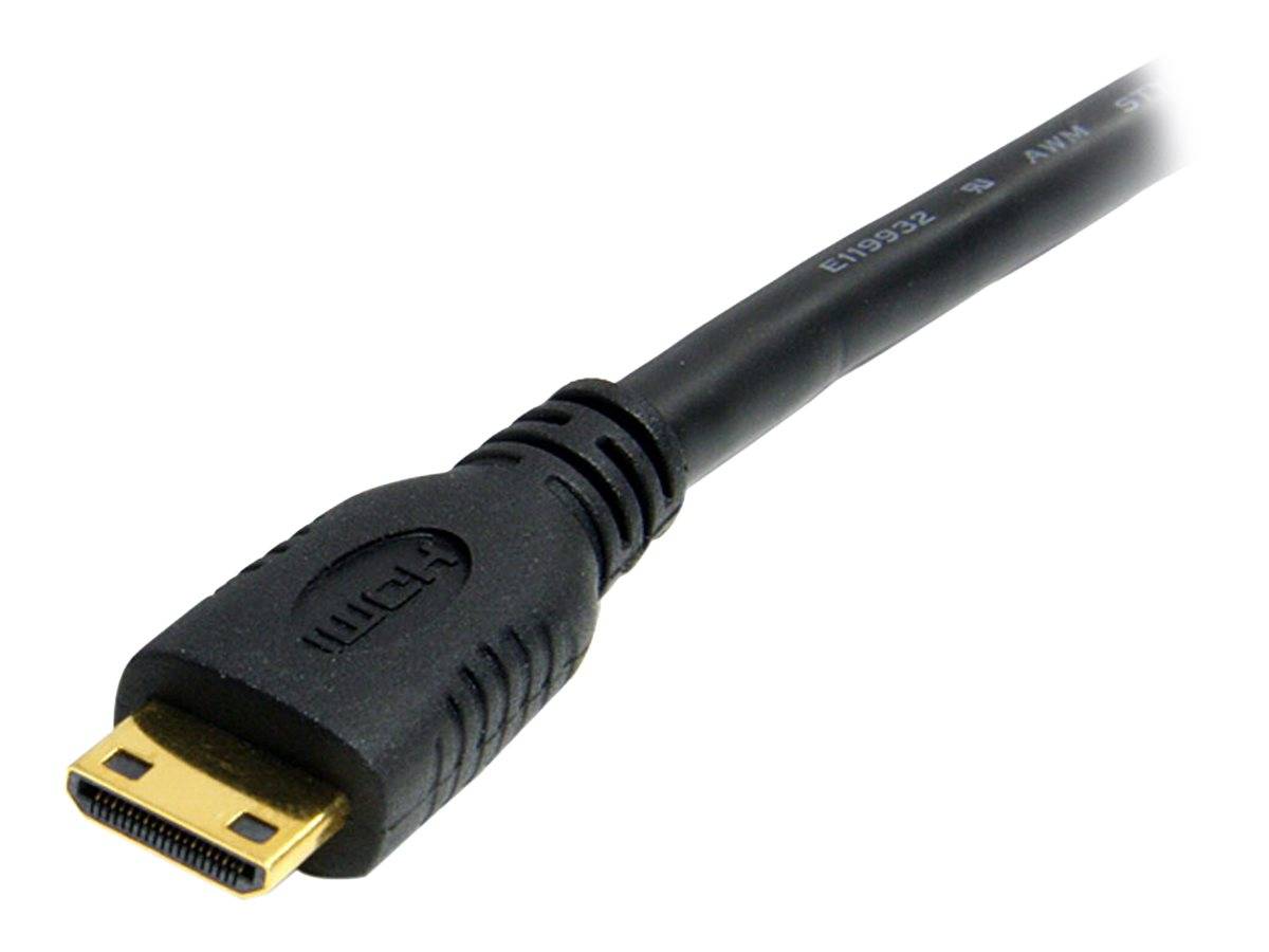 Nahaufnahme eines HDMI-Kabelsteckers mit vergoldetem Stecker auf einem schwarzen Kabel vor weißem Hintergrund.