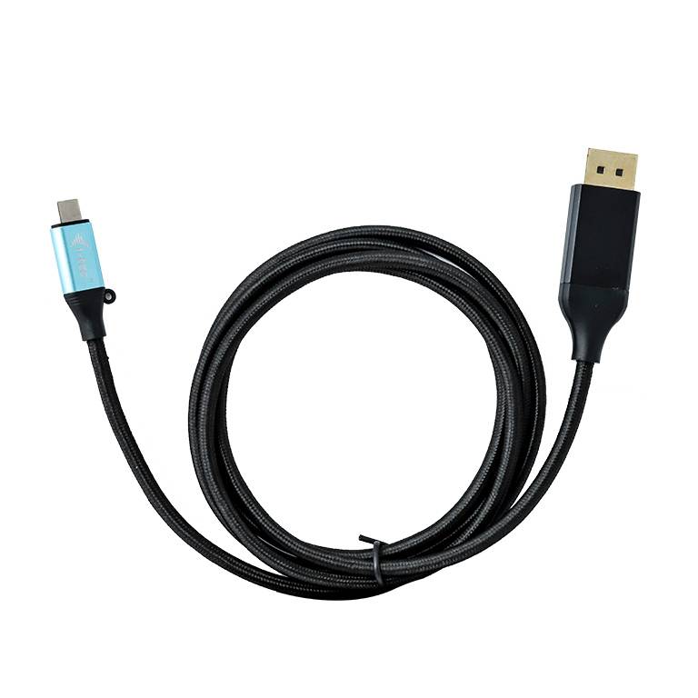 Schwarzes geflochtenes USB-Kabel mit einem USB-A-Stecker auf der einen Seite und einem Kleingeräte-Anschluss auf der anderen Seite, aufgewickelt auf weißem Hintergrund.