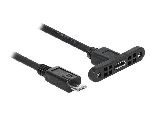 Micro-USB-Kabel mit einem abgewinkeltem Stecker und einem USB-Anschlussverbinder zur Panelmontage auf weißem Hintergrund.
