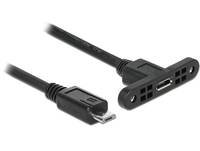 Schwarzes Kabel mit USB-C-Stecker und kleinem rechteckigem Panelstecker, auf weißem Hintergrund abgebildet.