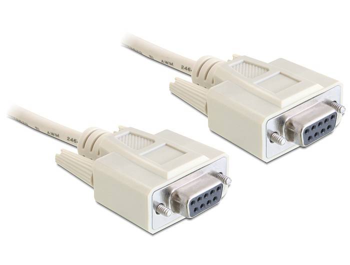 Zwei beige VGA-Monitorkabel mit 9-poligen Steckverbindern, gezeigt auf weißem Hintergrund.