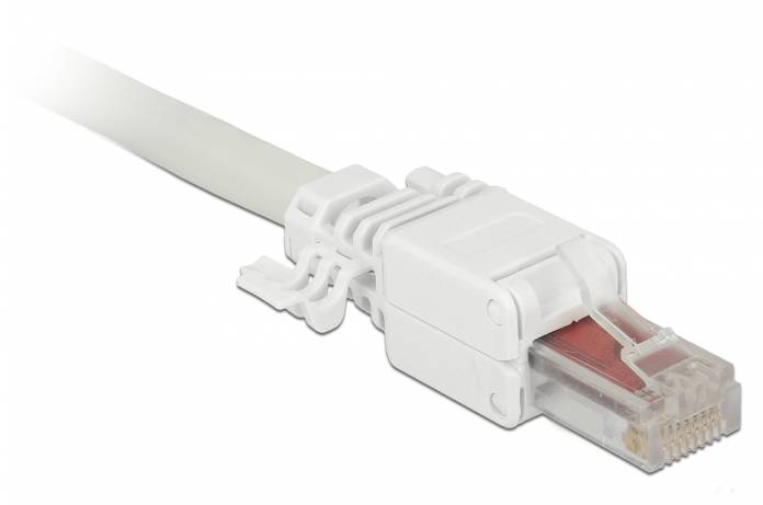Nahaufnahme eines weißen Ethernet-Netzwerkkabels mit einem RJ45-Stecker auf einfachem Hintergrund.