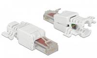 Zwei weiße Ethernet-Kabelstecker in Großaufnahme auf weißem Hintergrund.