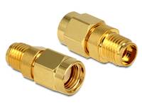 Zwei goldfarbene Metallkoaxialkabeladapter mit Gewindelenden, gezeigt auf weißem Hintergrund.