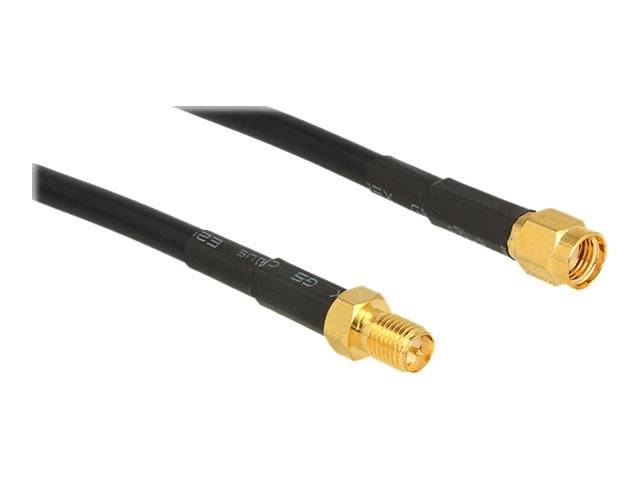 Zwei schwarze koaxiale Kabel mit vergoldeten Gewinde-Steckverbindern auf weißem Hintergrund.