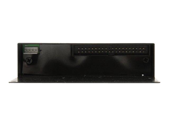 Schwarzes Metallmodul von vorne gezeigt, mit einem kleinen Stecker auf der linken Seite und einem langen Stiftverbinder auf der rechten Seite.