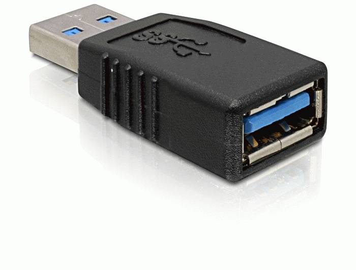 Nahaufnahme eines USB Type-A-Adapters mit schwarzem Gehäuse, einem blauen USB 3.0-Buchse auf der einen Seite und einem männlichen USB-Stecker auf der anderen Seite.